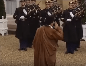 XIII 4 - Le Colonel Gaddhafi salue la Garde républicaine, 10 décembre 2007