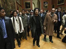 XIII 7 - Muammar Gaddhafi, devant la Joconde, au Louvre, décembre 2007