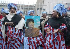 XVI 1 - Devant l'UNESCO, à Paris, 11 décembre 2007 - Acclameraient-elles Muammar Gaddhafi s'il était un dictateur...