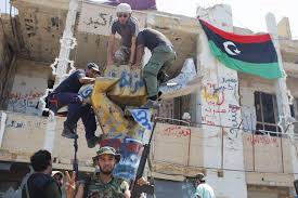 XXXI 5 - Des rebelles libyens détruisent le Monument de la Souffrance du peuple libyen,bombard.ts anglo-saxons 1986, 2011