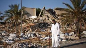 XXXVI 5 - Un Libyen devant Bab al-Azizia, Tripoli (Libye), 2 juin 2012